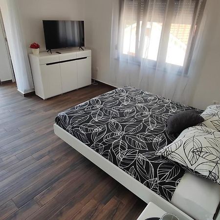 Viktor Rooms And Apartments ロヴィニ エクステリア 写真