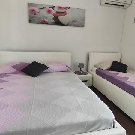 Viktor Rooms And Apartments ロヴィニ エクステリア 写真