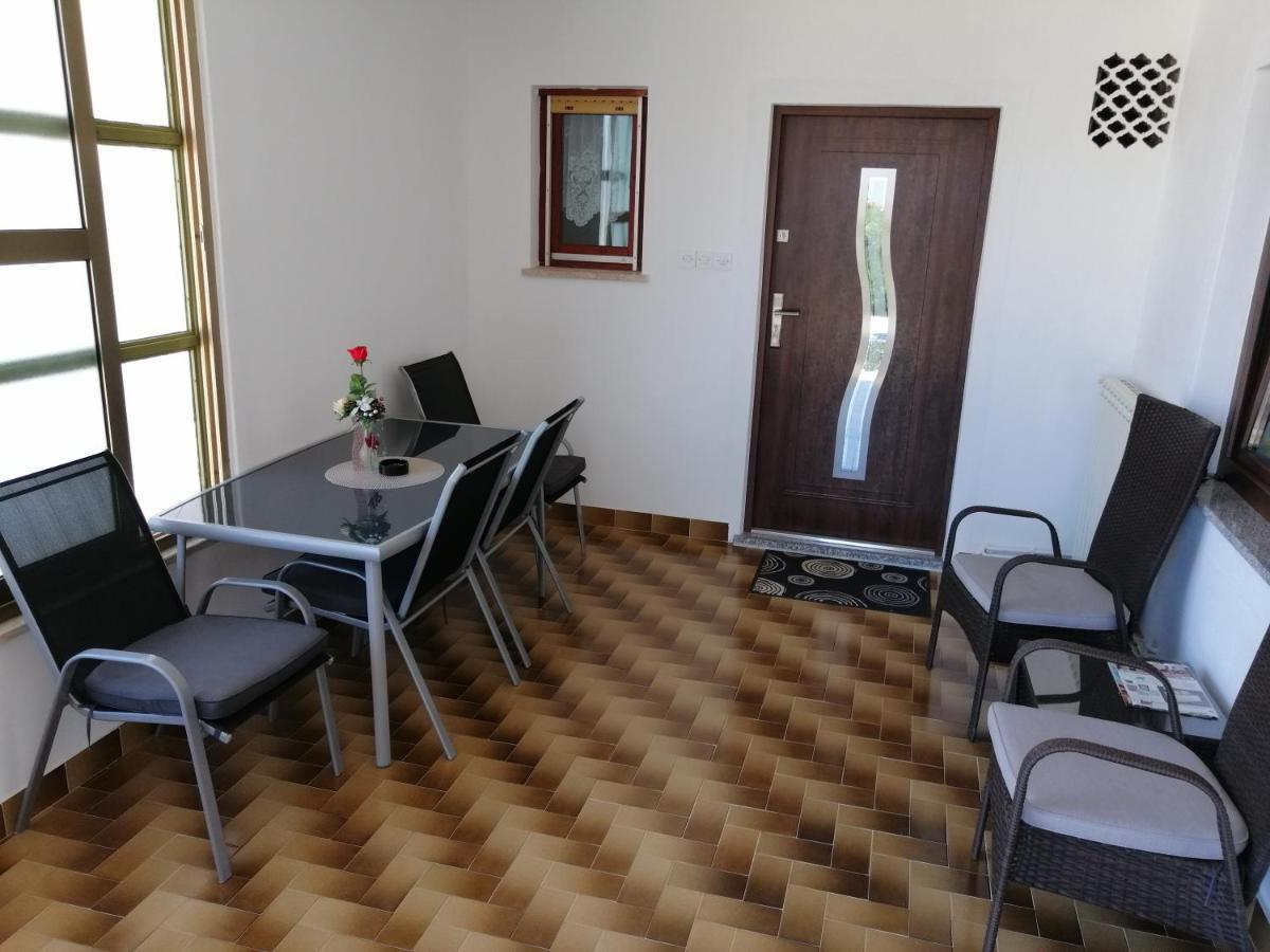 Viktor Rooms And Apartments ロヴィニ エクステリア 写真