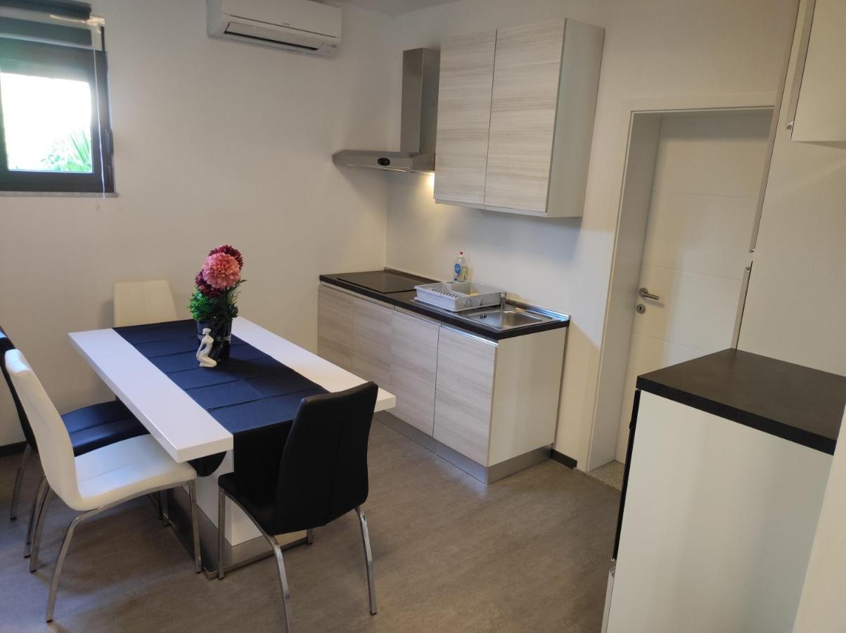 Viktor Rooms And Apartments ロヴィニ エクステリア 写真