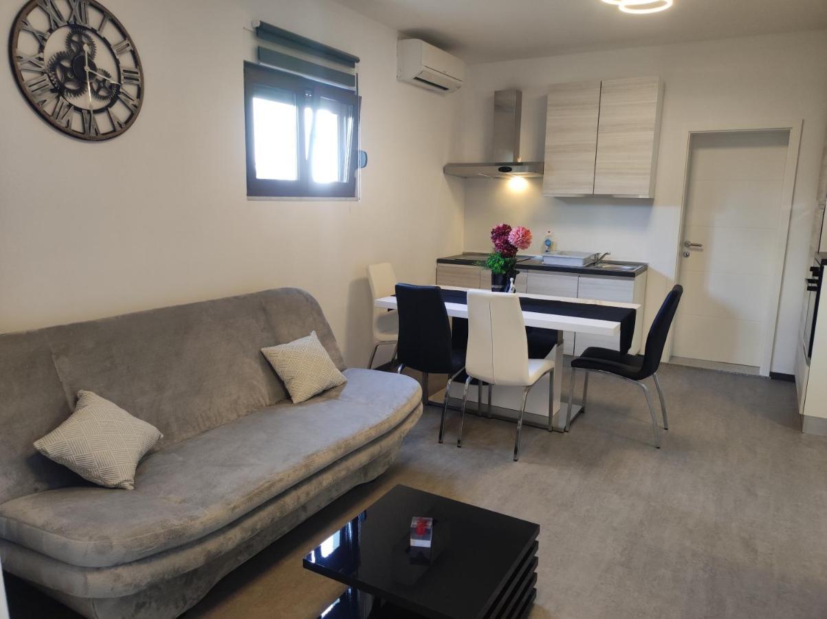 Viktor Rooms And Apartments ロヴィニ エクステリア 写真