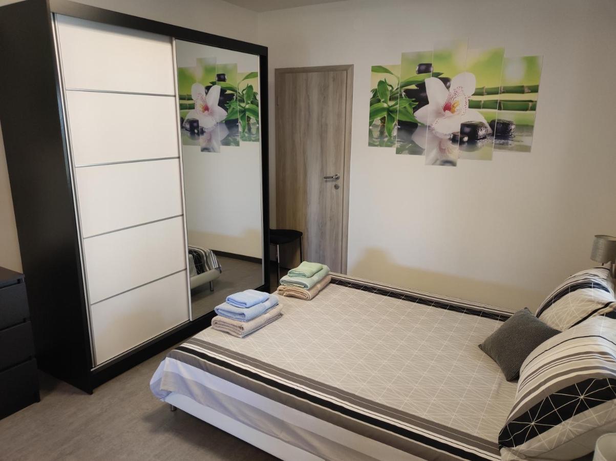 Viktor Rooms And Apartments ロヴィニ エクステリア 写真